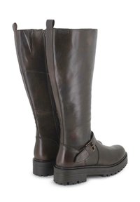 Botas altas hasta la rodilla de cuero marrón con acabado liso, cremallera lateral y detalle decorativo de correa y hebilla; suela de goma resistente.