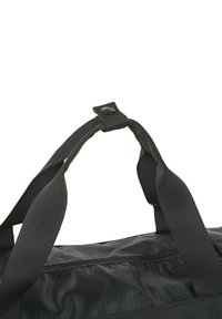 Bolsa de deporte negra con dos asas de tela, que presenta una textura suave, cierre de botón y un sutil patrón a rayas en el cuerpo.