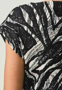 Next TEXTURED RUCHED SIDE REGULAR FIT - Bluse - black white zebra print