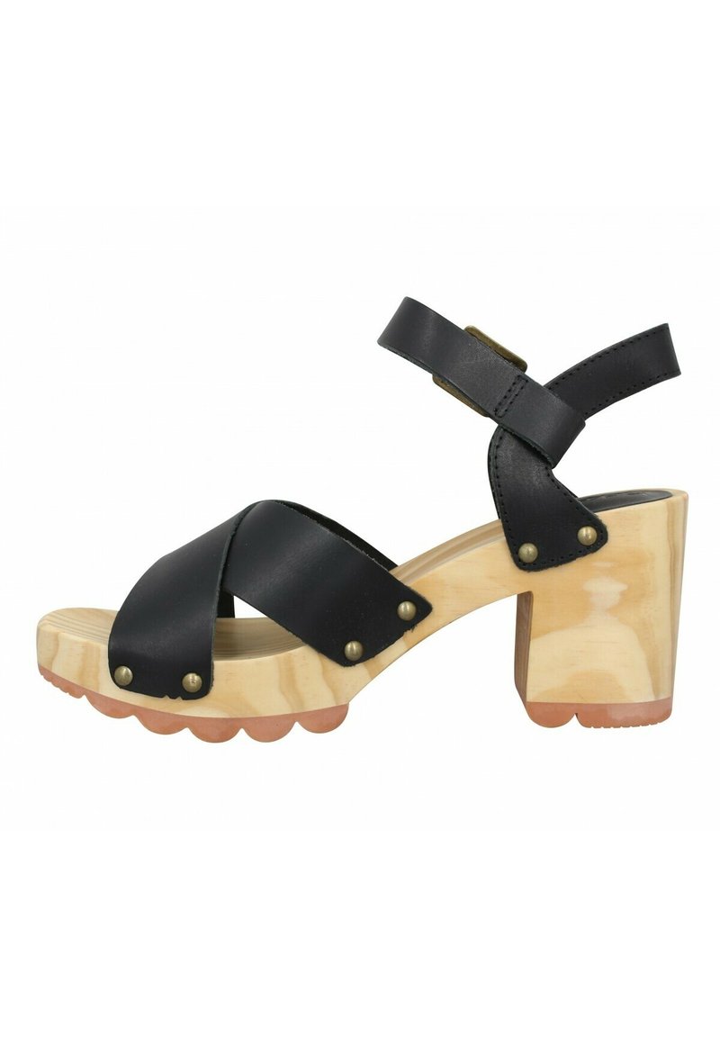 Sandale à talon en cuir noir avec des brides entrecroisées, base en bois et accents en matériel doré. Présente un talon épais et une semelle à bords festonnés.