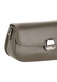 Bolso rectangular de cuero gris con textura suave, cierre de solapa y broche metálico brillante. Herrajes laterales para la sujeción de una correa.