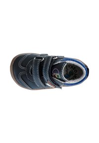 Zapato de niño en azul marino con dobles correas de Velcro, costuras blancas, suela marrón y un suave forro interior gris con un logo colorido en el interior.