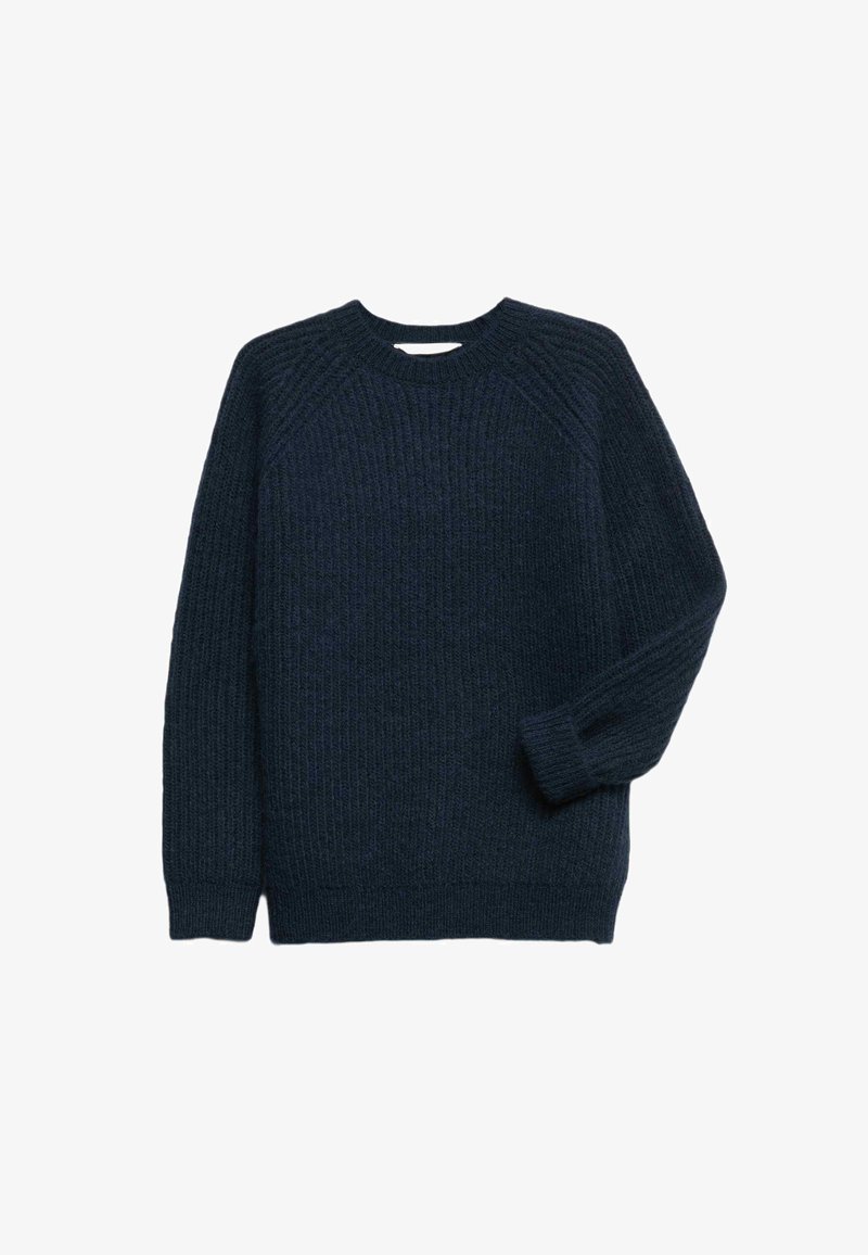Granatowy sweter dzianinowy o prążkowanej teksturze, z okrągłym dekoltem i rękawami raglanowymi. Posiada luźny krój oraz miękki, gruby materiał.