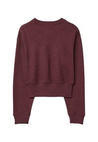 Maglione corto a maniche lunghe color bordeaux con scollatura a girocollo a coste, polsini e orlo, esposto in posizione piatta su uno sfondo bianco semplice.
