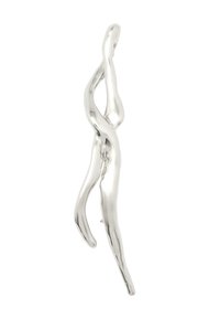 Zilveren abstracte sculptuur met uitgerekte, gebogen vormen en een gepolijste textuur en glad oppervlak, die vloeibare beweging simuleert.