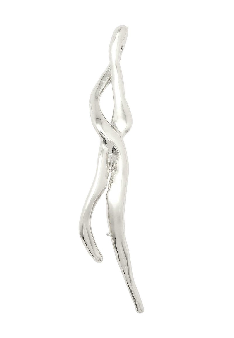 Zilveren abstracte sculptuur met uitgerekte, gebogen vormen en een gepolijste textuur en glad oppervlak, die vloeibare beweging simuleert.