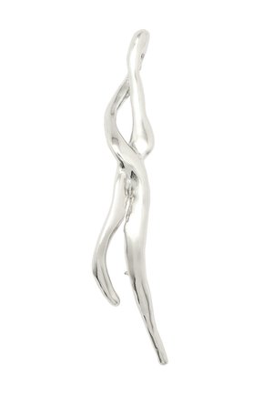 Scultura astratta argentata con forme allungate e curve, caratterizzata da una texture lucida e una superficie liscia, che simula il movimento fluido.