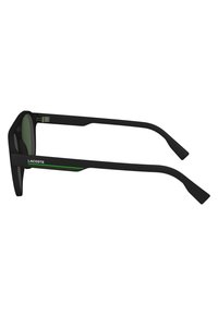Ochelari de soare negri cu lentile verzi. Rama are un finisaj mat și un design elegant, unghiular. Accentuati cu o dunga verde pe bratul ochelarului.