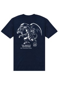 Camiseta de color azul marino hecha de algodón, que presenta un gráfico blanco de un dragón con alas sobredimensionadas, garras y escalas detalladas, así como el texto "Yu-Gi-Oh!".