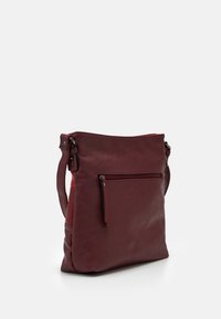 Bordeaux læder crossover taske med en glat overflade, justerbar rem og en front lynlås lomme. Kompakt design, velegnet til daglig brug.