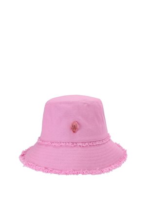 Roze emmerhoed met rafelige randen en een klein decoratief schelpenembleem aan de voorkant in het midden.