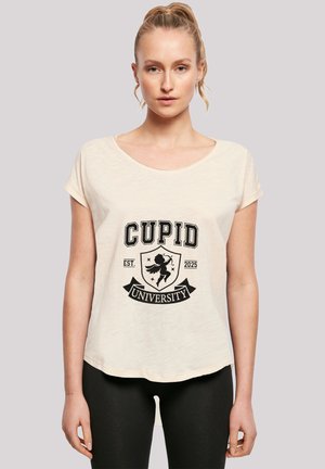Hellbeige T-Shirt mit Rundhalsausschnitt und aufgerollten Kurzärmeln, das ein schwarzes grafisches Design von "Cupid University" mit einer Silhouette zeigt.