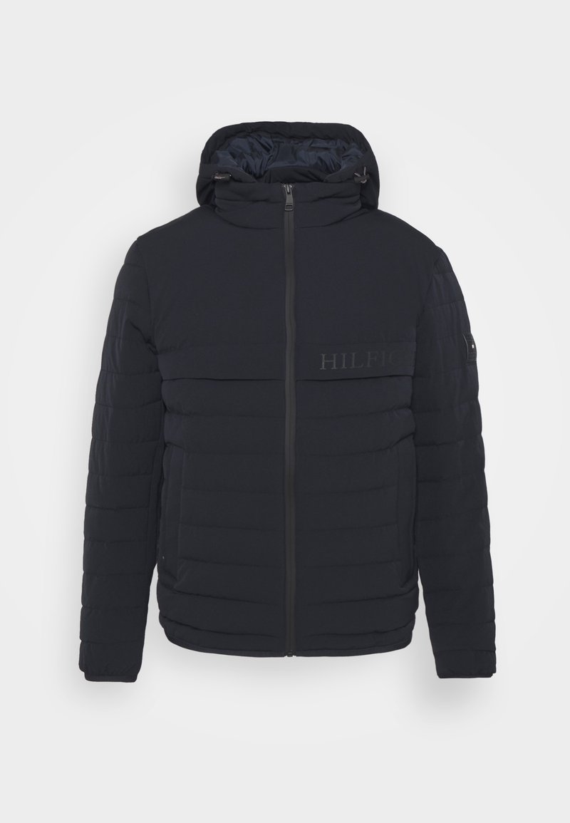 Granatowa pikowana kurtka puchowa z kapturem, o pikowanej fakturze i przednim zamkiem błyskawicznym. Posiada logo na piersi oraz elastyczne mankiety. Lekka konstrukcja.