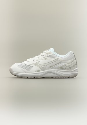Weißer Sportschuh mit Mesh-Einsätzen, Schnürsenkeln und einem grauen abstrakten Logo an der Seite, seitlich auf neutralem Hintergrund dargestellt.