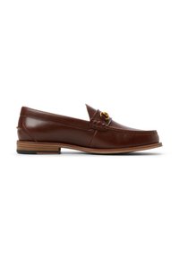 Mocassins en cuir marron avec un motif cousu, dotés d'un accent en métal doré et d'un talon en bois. Texture lisse avec un bout arrondi.