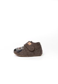 Scarpa in feltro di lana marrone con design di un volto di animale grigio, punta arrotondata, strap in Velcro e suola in gomma per una migliore aderenza.