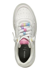 Sneaker bianco con tomaia in pelle liscia, perforazioni e perline colorate che formano la scritta "LOVE" nei lacci. Presenta un accento rosa sulla linguetta.