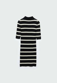 Robe tricotée avec une texture côtelée, présentant des rayures horizontales noires et crème, un col et des manches courtes.