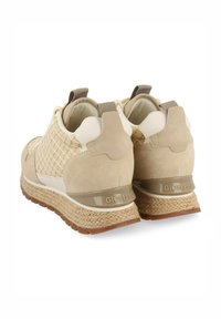 Zapatillas beige que combinan una mezcla de malla texturizada y materiales de ante, con una suela de yute trenzado y la marca Gioseppo en la parte trasera.
