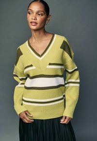 Next V-NECK - Pulóver - olive green