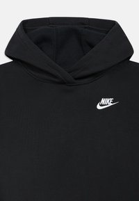 Čierna mikina s kapucňou vyrobená z jemnej látky, s predným kengurím vreckom, kapucňou na šnúrku a malým bielym logom Nike na hrudi.