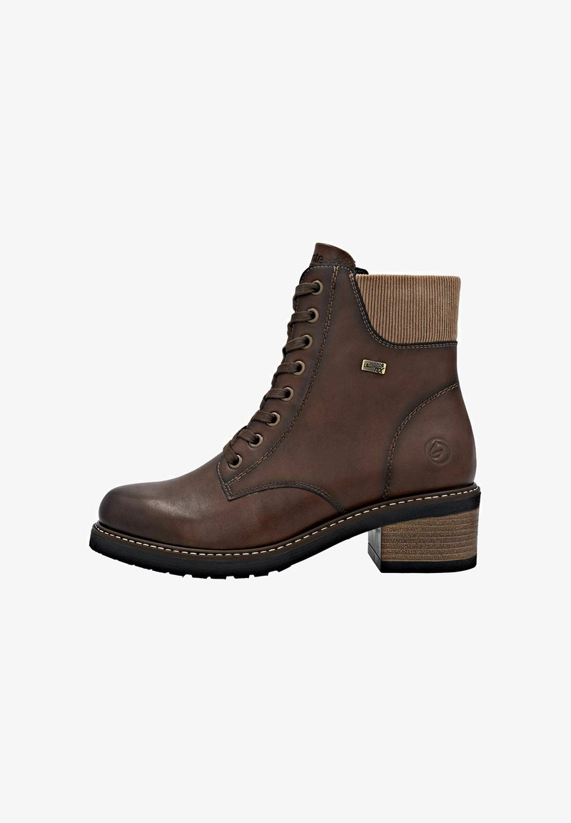 Stivaletto in pelle marrone con upper a coste, punta tonda, lacci frontali e tacco a blocco. Presenta cuciture a contrasto e un dettaglio con logo.