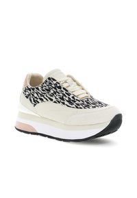 Sneaker beige con stampa leopardata nera e bianca, design con lacci, suola bianca spessa e accentuazione rosa pallido sul tallone.