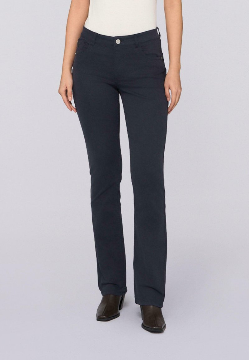 Tmavě modré kalhoty rovného střihu s hladkou texturou, frontální kapsy, zlaté kovové detaily a klasické zapínání na knoflík.