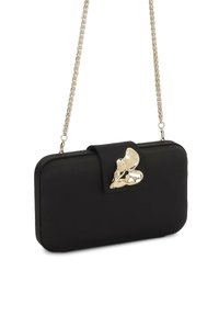 Μαύρο ορθογώνιο τσαντάκι χειρός με χρυσή αλυσίδα λουρί και χρυσό αφηρημένο κούμπωμα σε σχήμα φύλλου στην εμπρόσθια πτέρυγα.