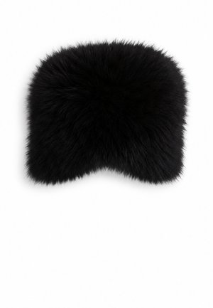 Chapeau rectangulaire noir et duveteux avec une texture de fourrure dense et douce sur fond blanc.
