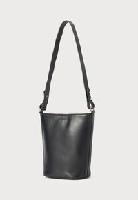 Sac à main en cuir noir avec une texture lisse, de forme verticale, doté d'une longue bandoulière et de garnitures en métal doré. Design simple et minimaliste.