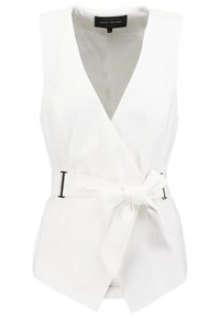 Biały bezrękawnik z zakładką, z głębokim dekoltem w serek, wyposażony w materiałowy pasek i metalową klamrę. Gładka faktura z dopasowanym krojem.