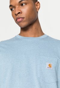 Carhartt WIP POCKET - T-shirt básica - frosted blue heather