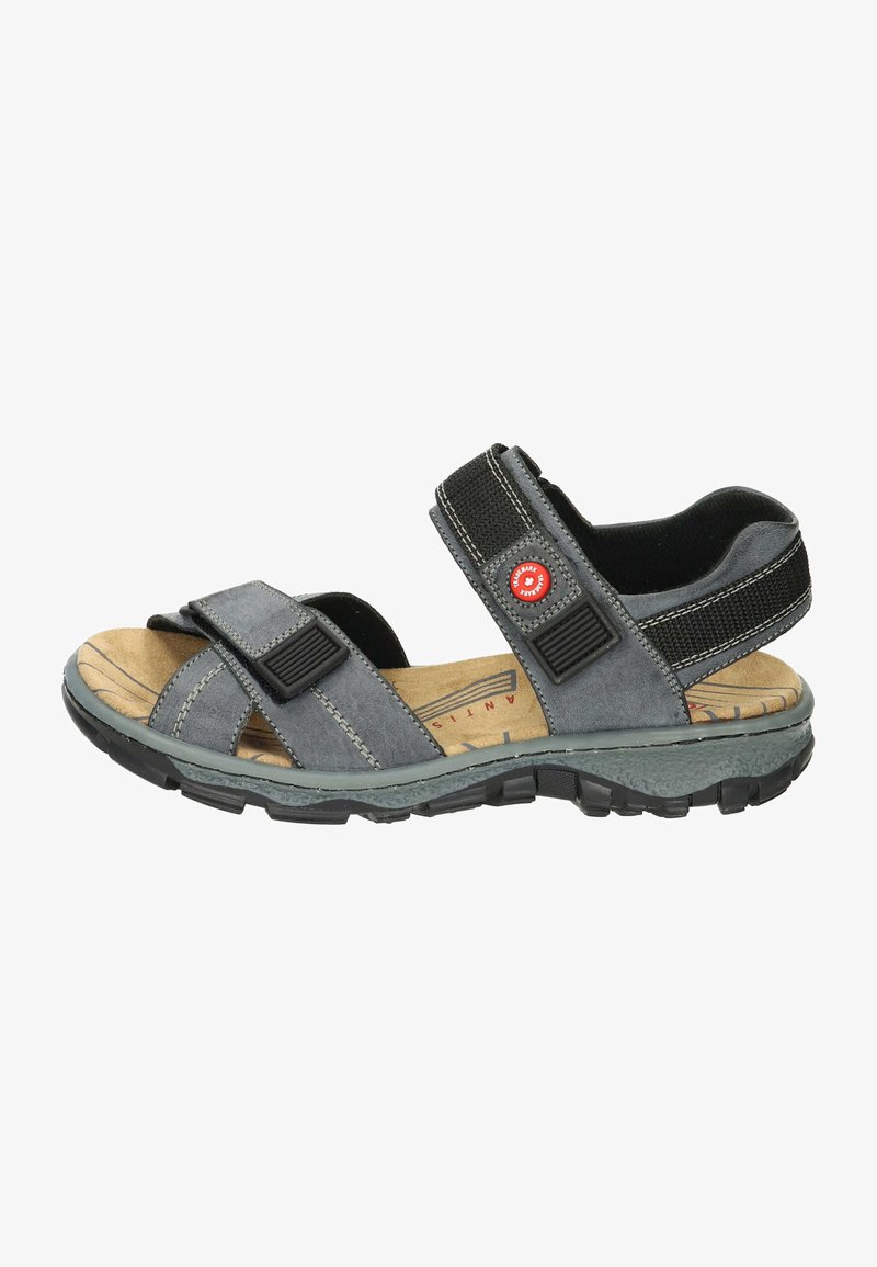Graue Leder-Sandale mit zwei verstellbaren Riemen, strukturiertem schwarzen Unterboden, gepolstertem Fußbett und einem roten Logo-Akzent.