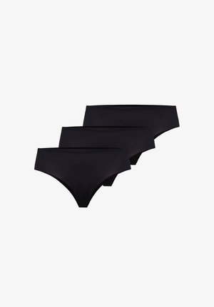 Trois culottes bikini noires pour femmes empilées légèrement décalées sur un fond blanc.