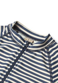 Maillot de bain rayé bleu marine et crème avec un col haut, zip intégral à l'avant et couture texturée le long des coutures. Fabriqué en tissu de bain extensible.