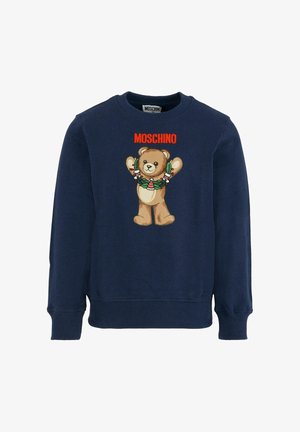 Granatowy sweter z ribbowanymi mankietami, z haftowanym niedźwiedziem trzymającym wieniec oraz czerwonym logo "MOSCHINO" nad wzorem.