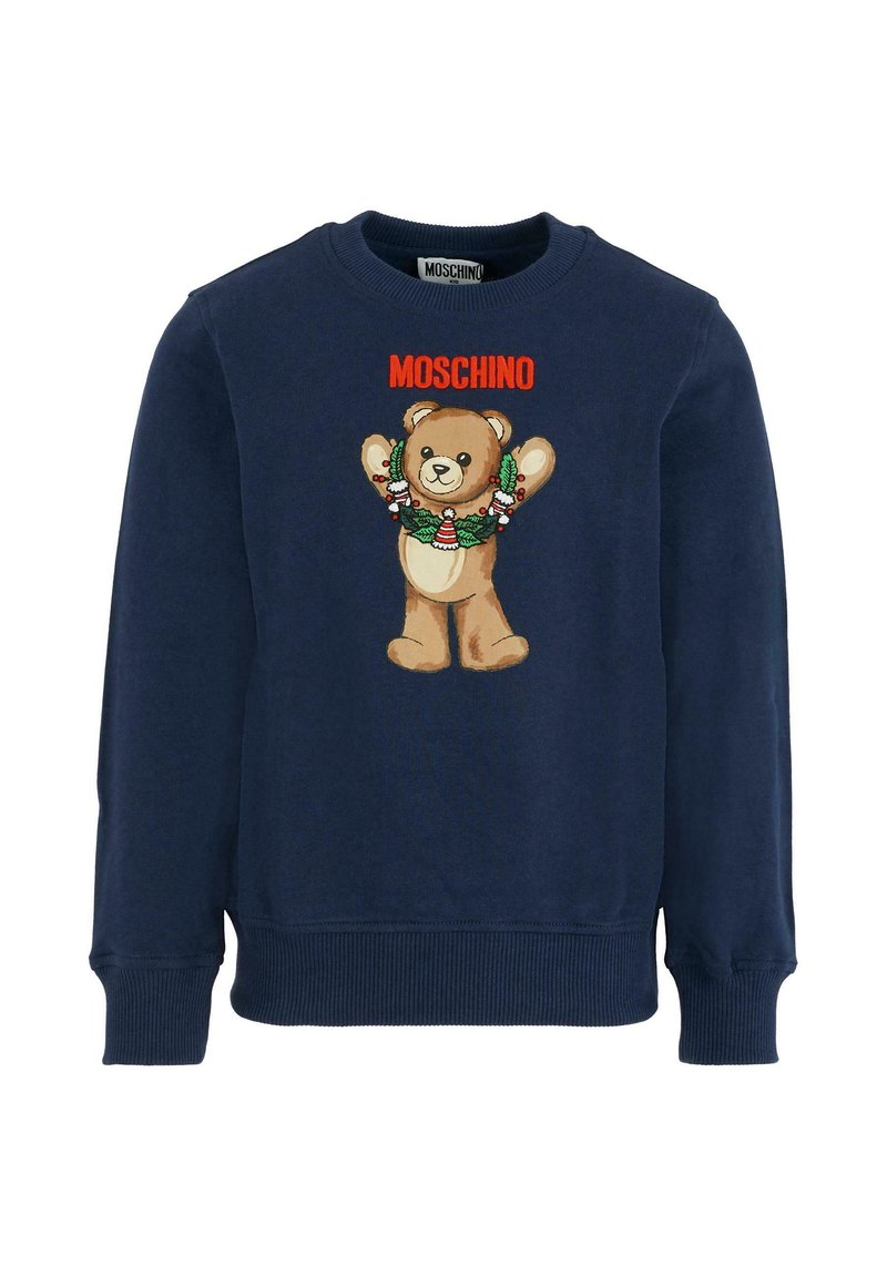 Felpa blu navy con polsini a coste, caratterizzata da un orso ricamato che tiene un omaggio e un logo rosso "MOSCHINO" sopra il design.