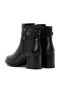 Bottines en cuir noir avec une sangle texturée et des accents en métal argenté, présentant un bout arrondi et un petit talon carré.