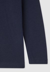 Granatowa koszula z długim rękawem wykonana z miękkiej bawełny, z klasycznym dekoltem i prostym dołem wykończonym prostym przeszyciem.