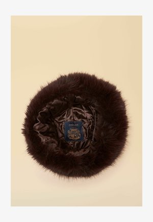 Runder dunkelburgunderfarbener Hut mit Kunstpelz außen und Satinfutter. Mit einem Joules-Etikett innen, das ein Wappen-Design zeigt.
