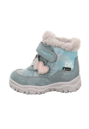 Blaue Wildleder-Kinderstiefel mit einem Kragen aus Kunstfell, doppelten Klettverschlüssen, Herz-Akzenten und strukturiertem Gummisohle. GORE-TEX-Branding sichtbar.