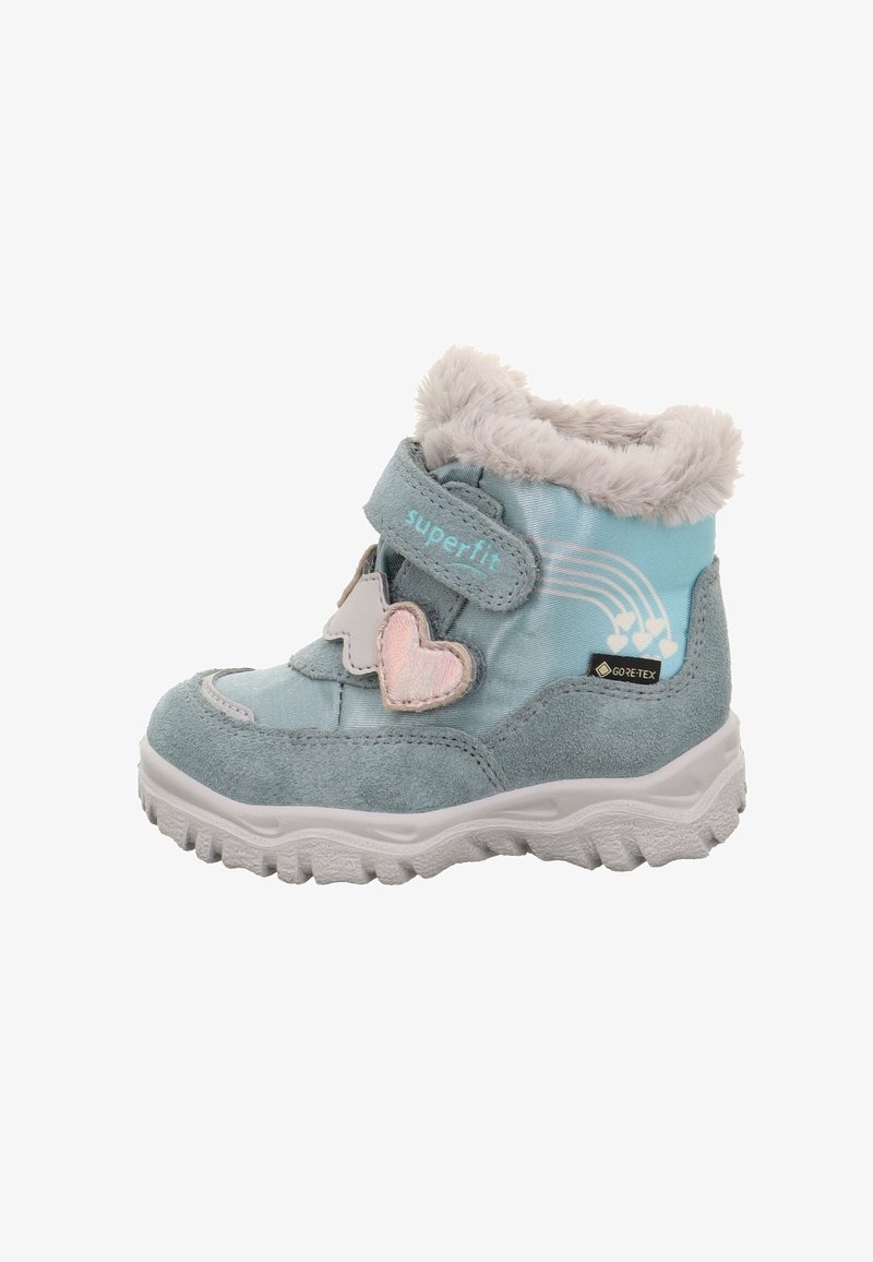 Modré semišové dětské boty s límcem z umělé kožešiny, se dvěma suchými zipy, dekoracemi ve tvaru srdce a texturovanou gumovou podešví. Viditelné značení GORE-TEX.