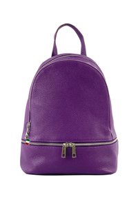 Sac à dos en cuir violet à forme arrondie, surface texturée, fermeture à double zip et poignée supérieure. Présente un petit détail du drapeau italien.