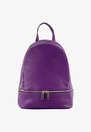 Paarse leren rugzak met een ronde vorm, gestructureerd oppervlak, dubbele ritssluiting en een handvat aan de bovenkant. Heeft een klein Italiaans vlagdetail.