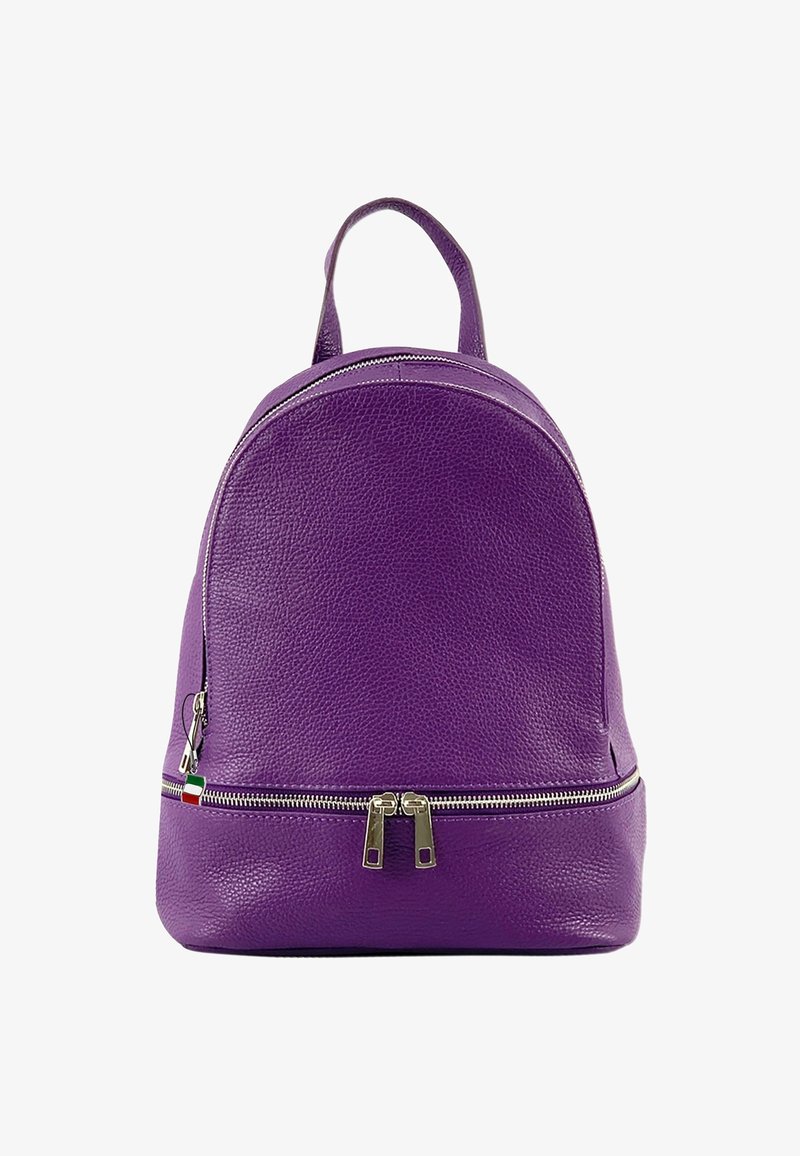 Sac à dos en cuir violet à forme arrondie, surface texturée, fermeture à double zip et poignée supérieure. Présente un petit détail du drapeau italien.