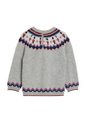 Pilkas megztinis su apvaliu iškirpimu, dekoratyvine raštuota juosta raudona, mėlyna ir balta spalvomis bei raukšlėtomis rankovėmis su zigzago akcentais.