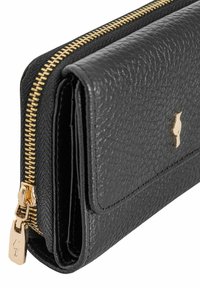 Czarny skórzany portfel z teksturowanym wykończeniem, złotym zamkiem błyskawicznym i złotym akcentem logo. Ma kompaktowy, prostokątny kształt z zapięciem na klapkę.