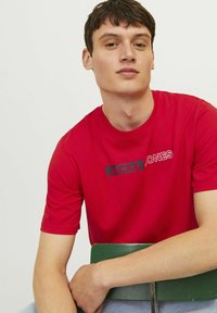 Jack & Jones JJECORP LOGO TEE PLAY O NECK - Apdrukāts T-krekls - true red