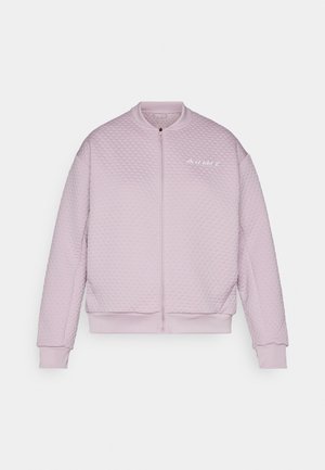 Veste bomber rembourrée de couleur rose clair, présentant un design texturé matelassé, une fermeture éclair à l'avant, des poignets côtelés et un logo discret sur la poitrine gauche.